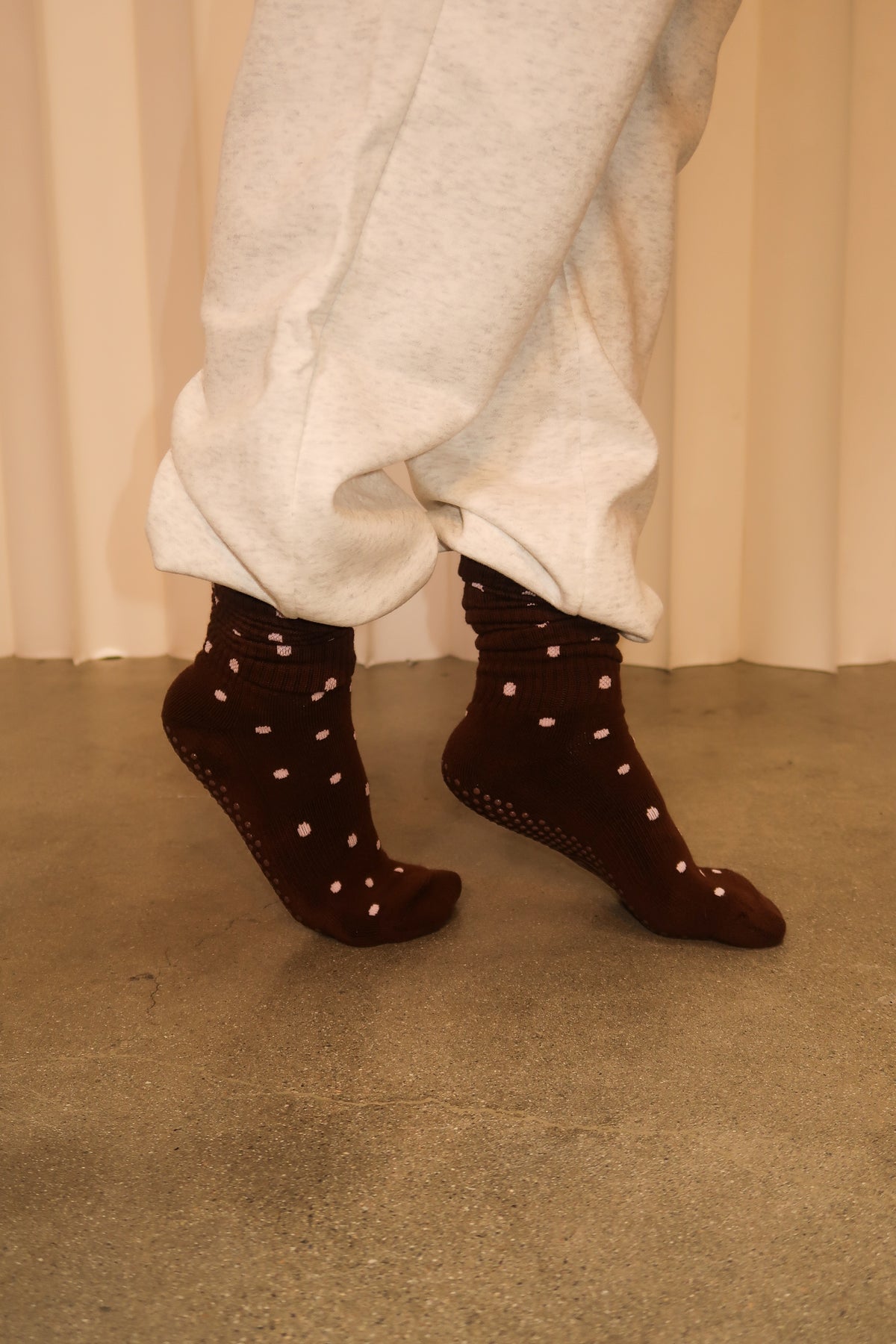 Scrunch Grip Sock- Mocha Dot